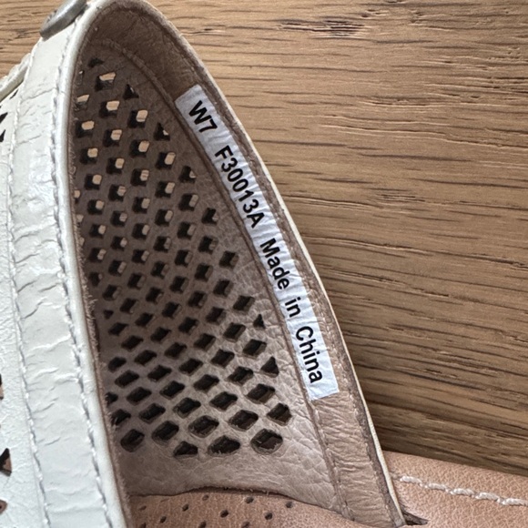 🤎 UGG Cream Tan Leather Wedge Sandals
Size 7 - Picture 7 of 7